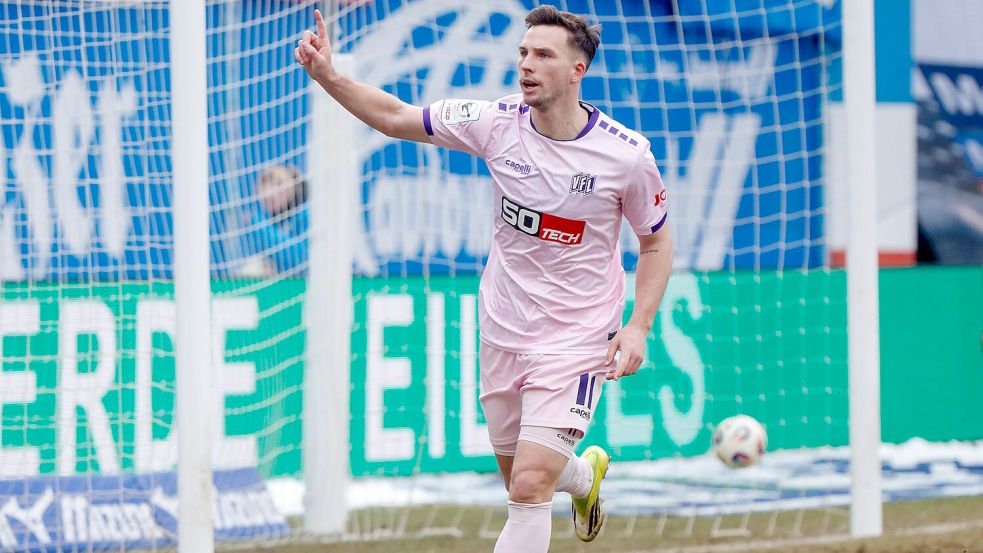 Ein mittlerweile gewohntes Bild: Robin Meißner vom VfL Osnabrück bejubelt sein achtes von inzwischen neun Saisontoren in Rostock. Foto: IMAGO/Andy Buenning
