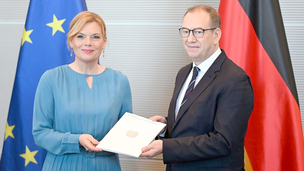 Der Wehrbeauftragte übergibt den Jahresbericht 2025. Foto: Elisa Schu/dpa