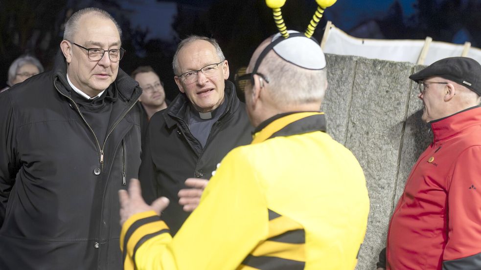 Karnevalsähnliche Verkleidungen gehören zu Purim dazu. An der Solidaritätswache vor der Osnabrücker Synagoge nahmen auch Bischof Dominicus Meier (links) und Generalvikar Ulrich Beckwermert (Mitte) teil. Foto: Swaantje Hehmann