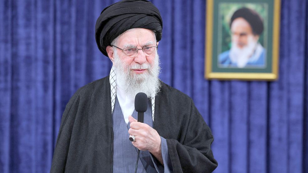 Der Revolutionsführer Ayatollah Ali Chamenei, hier auf einem Propagandafoto seines Büros, ist tot – aber das Regime ist stärker als viele im Westen hoffen, glaubt Ralph Ghadban. Foto: picture alliance/dpa