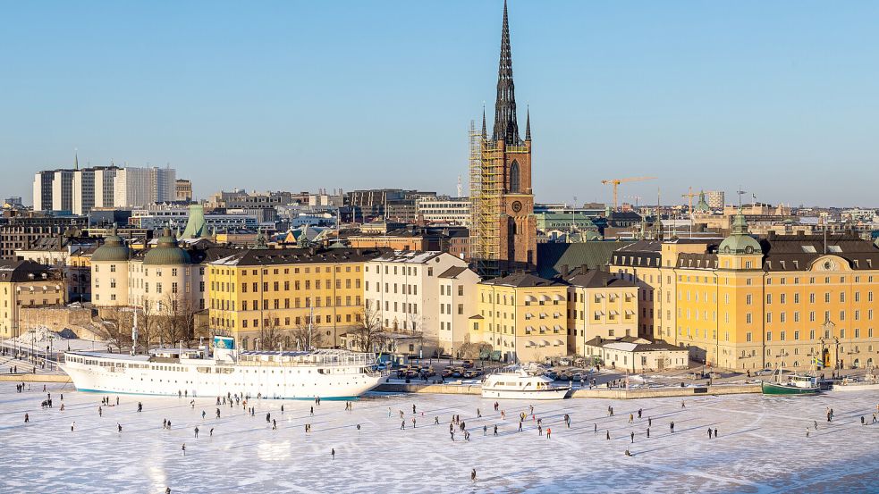 Friert die Bucht von Stockholm, der Riddarfjärden, zu, ist die Eisfläche vor allem bei Schlittschuhläufern beliebt. Foto: picture alliance/dpa/TT News Agency