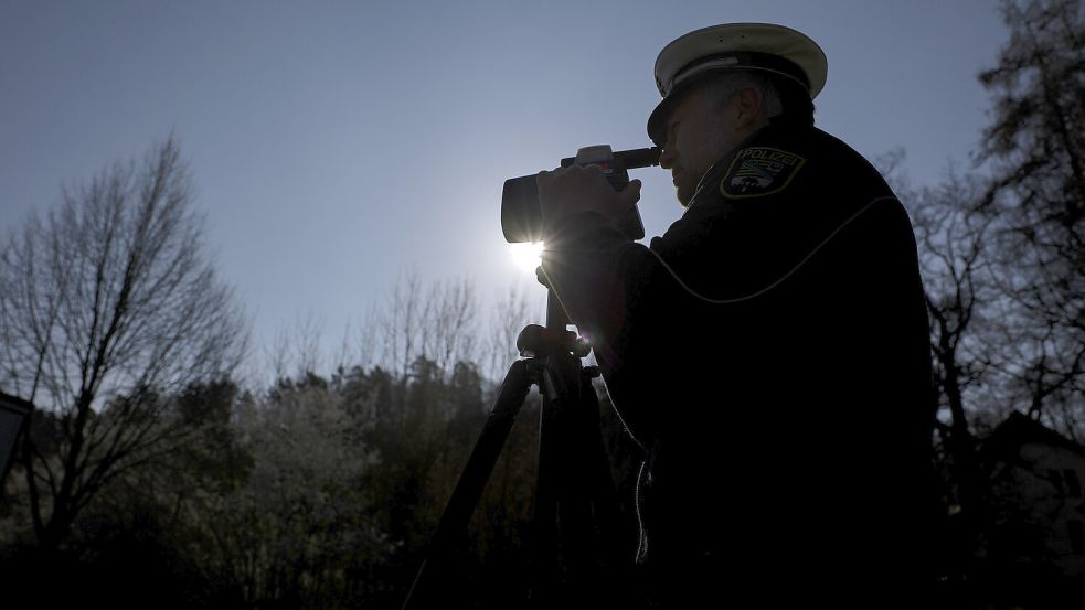 Ein Polizeibeamter bei einer Geschwindigkeitskontrolle. Foto: Jan Woitas/DPA