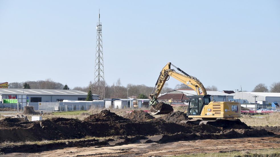 Im Gewerbegebiet Hansestraße an der Bundesstraße 72 in Upgant-Schott haben die Erdarbeiten für den Bau des Fitnesscenters begonnen. Foto: Thomas Dirks