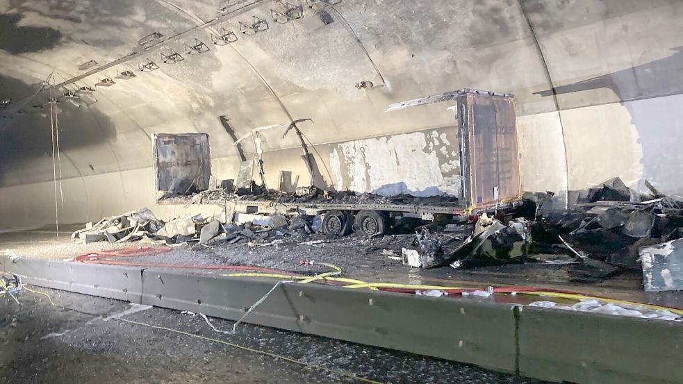 Von dem Anhänger ist nicht viel übriggeblieben. Foto: -/Autobahn GmbH Niederlassung S.