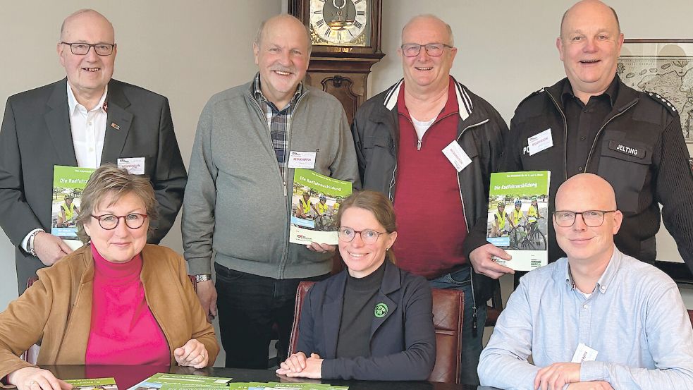 Sie freuen sich über das neue Unterrichtsmaterial: Heinz-Wilhelm Weber (Verkehrswacht Emden, stehend von links), Hans-Friedel Walther (Aurich), Nanne Peters (Norden) und Hans-Günter Jelting sowie Brandkassen-Sprecherin Signe Foetzki (sitzend von links), Claudia Wilting (Schulleiterin der Grundschule Tannenhausen) und Sascha Nowak (Wittmund und Gebietsbeauftragter der ostfriesischen Verkehrswachten). Foto: Brandkasse