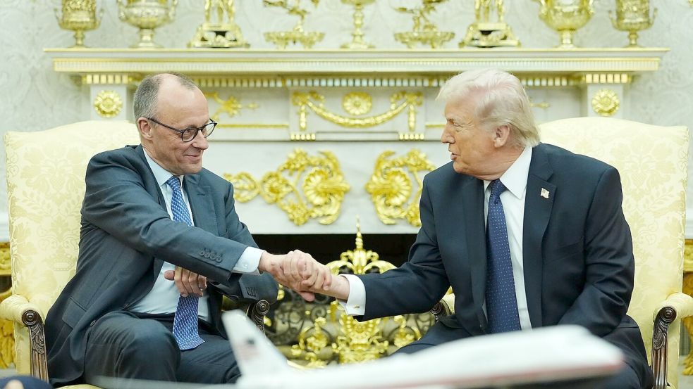 Bundeskanzler Merz (l.) ist von US-Präsident Trump empfangen worden. Foto: Kay Nietfeld/dpa