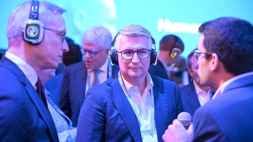 O2-Chef Santiago Argelich Hesse (Mitte) bei einer Vorführung beim MWC an der Seite von Bundesdigitalminister Karsten Wildberger (links). Foto: Wolf von Dewitz/dpa