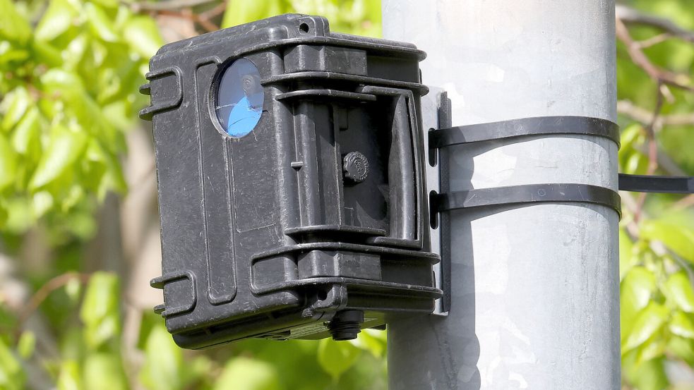 Mit Kameras, hier an einem Ampelmast in Ostdeutschland, soll der Verkehr im Landkreis Aurich gezählt werden. Foto: DPA