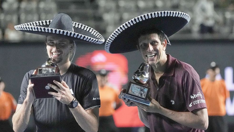 Alexander Zverev (l) bei der Siegerehrung mit Doppel-Partner Marcelo Melo. Foto: Eduardo Verdugo/AP/dpa