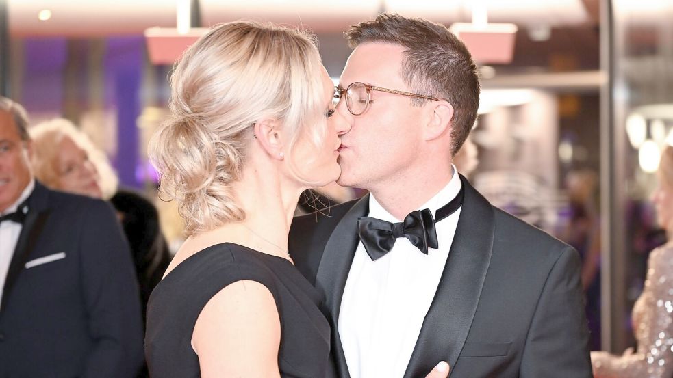 Manuel Hagel wird von seiner Ehefrau Franziska in Schutz genommen. Hier ein Kuss auf dem Landespresseball. (Archivbild) Foto: Bernd Weißbrod