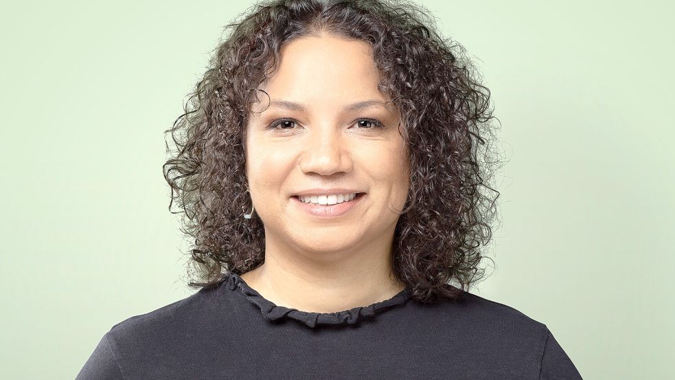 Lena Nzume betreut als Grüne Landtagsabgeordnete in Oldenburg den Bereich Aurich-Norden mit. Foto: brauers.com