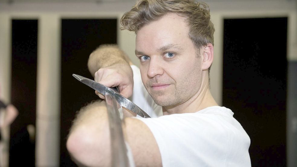 Entschlossener Blick, charmantes Lächeln: Jannik Harneit, Hauptdarsteller im Musical „Artus – Excalibur“ trainiert den Schwertkampf. Foto: Philipp Hülsmann