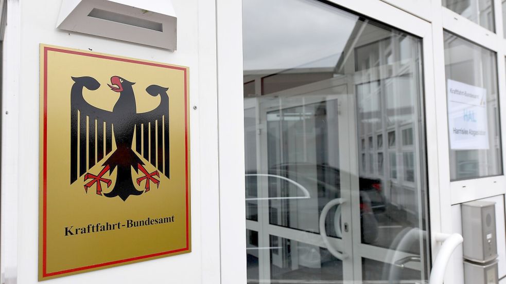 Das Kraftfahrt-Bundesamt veröffentlicht jeden Monat die neuen Zulassungszahlen von Neuwagen. (Archivbild) Foto: Carsten Rehder/dpa