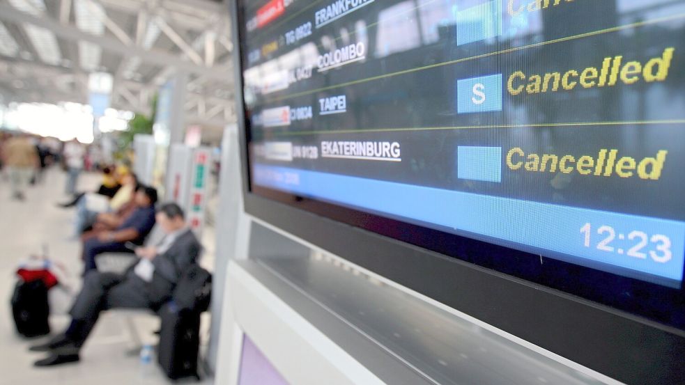 Viele Flüge über gesperrten Lufträumen fallen aus. Foto: Rungroj Yongrit/EPA/DPA