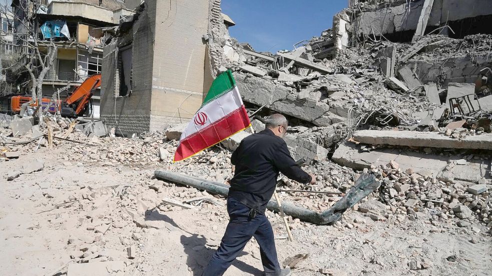 Die Angriffe auf den Iran gehen weiter. Foto: Vahid Salemi/AP/dpa
