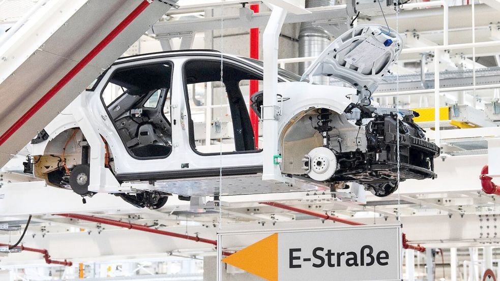 Ein ID 4 in der Montagehalle 20 des VW-Werks in Emden. Foto: dpa