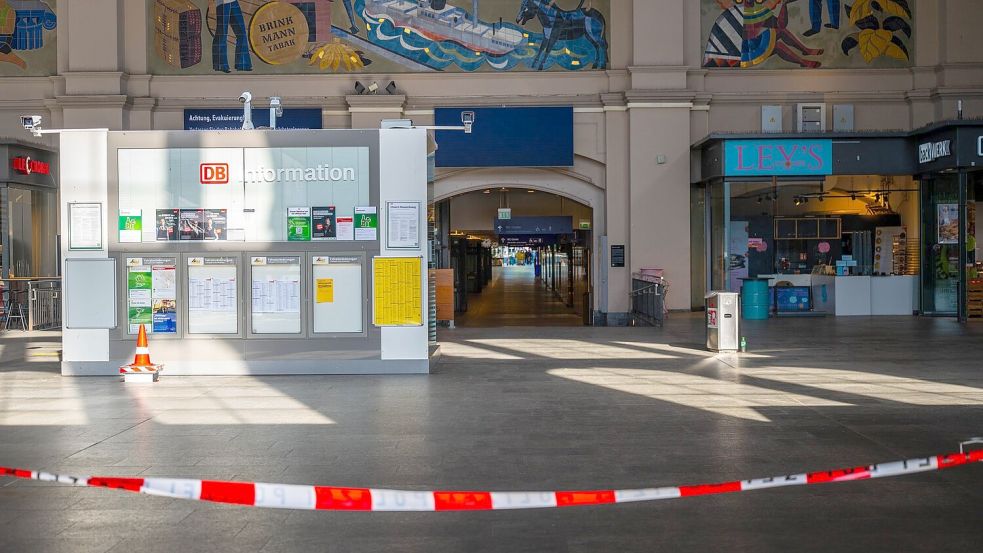 Spezialkräfte untersuchten das Gebäude in Bremen, Sprengmittel wurden nicht gefunden. Foto: Sina Schuldt