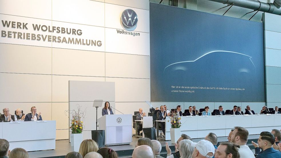 Bei der VW-Betriebsversammlung sind die Umrisse des kommenden Golf 9 erstmals auf der Leinwand zu sehen. Foto: Cem-Kerim Delikan/Volkswagen AG/