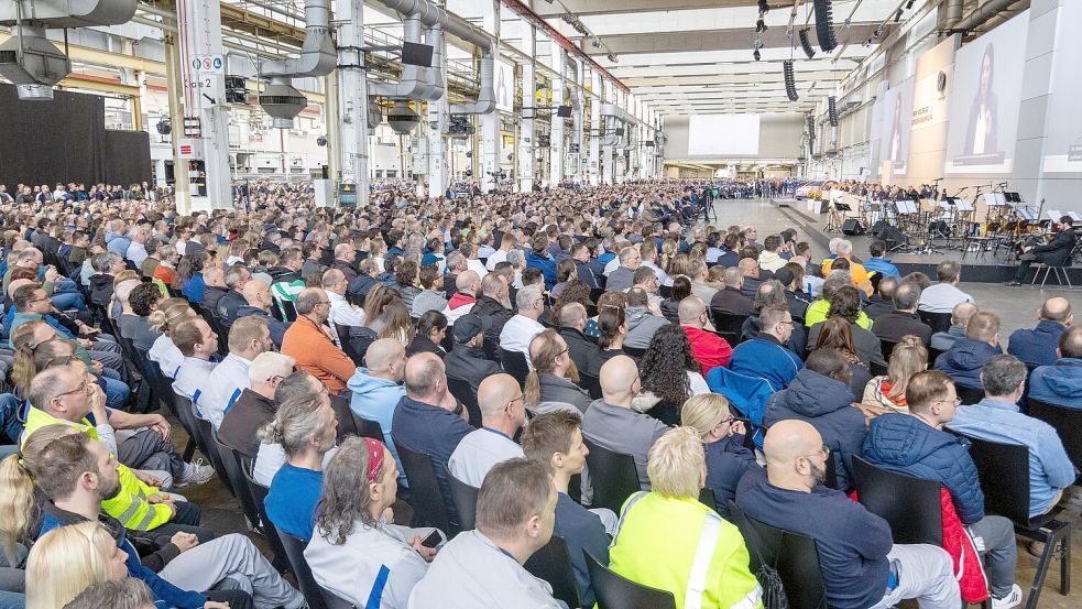 Tausende Mitarbeiterinnen und Mitarbeiter folgen der Versammlung in Halle 11 des Stammwerks. Foto: Kevin Nobs/Volkswagen AG/dpa