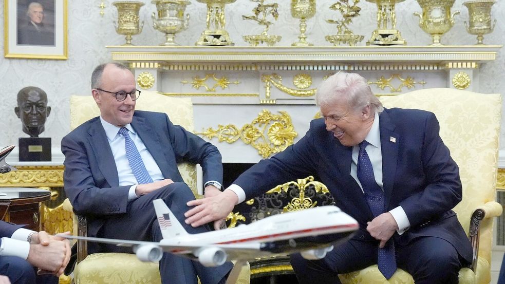 Ein kleiner Scherz, um den Zollstreit zu entschärfen. Foto: Mark Schiefelbein/AP/dpa