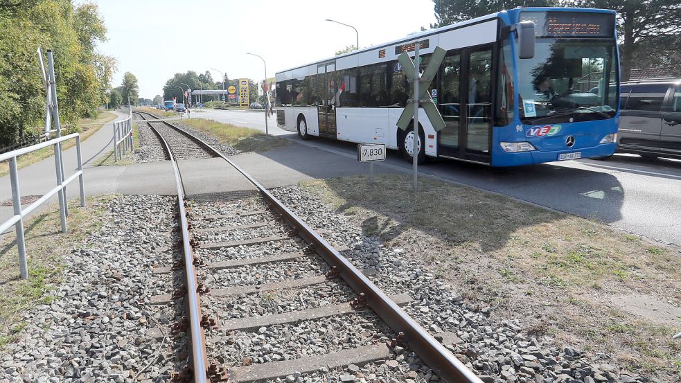 In Moordorf läuft die vorhandene Güterbahn-Trasse parallel zur Bundesstraße und der Buslinie.Foto: Romuald Banik