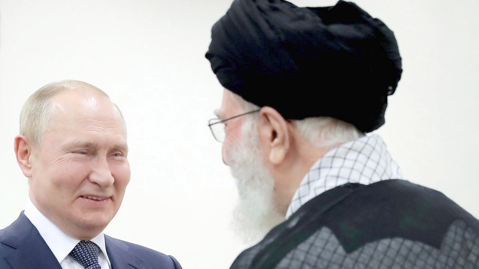 Brüder im autoritären Geiste: Wladimir Putin bei einem Treffen mit dem inzwischen getöteten Revolutionsführer Ali Chamenei im Jahr 2022. Foto: IMAGO/Iranian Supreme Leader‘s Office