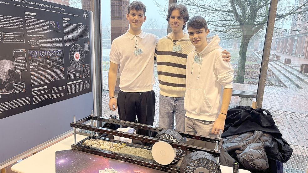 Die IGS-Schüler Emke Wienekamp (von links), Paul Menzlaff und Keno Casjens mit einem Modell ihrer Mondreifen. Foto: privat