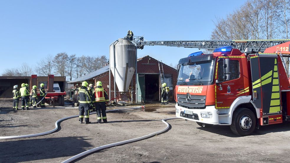 Die Besatzung der Drehleiter aus Norden wurde zur Unterstützung nach Leezdorf gerufen. Foto: Thomas Dirks