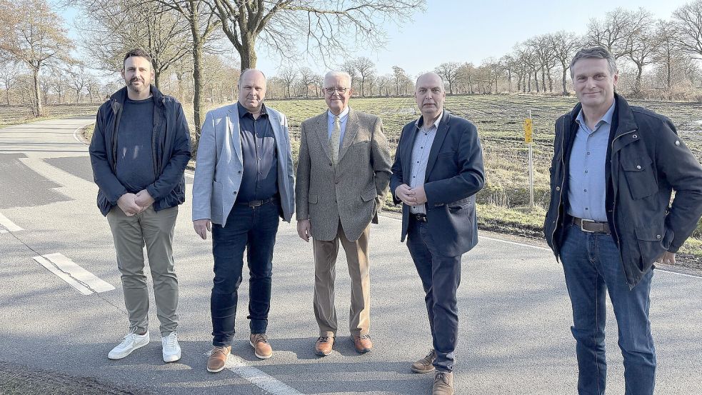 Sie schauten sich den Standort des geplanten Stalls – die Fläche im Rücken der Gruppe – vor Ort an: Heiko Onnen (von links) und Wolfgang Dirksen von der BI, Geflügelverbandspräsident Friedrich-Otto Ripke, Manfred Tannen vom Landvolk und Dirk Oltmann vom Geflügelhalterverband. Foto: Karin Böhmer