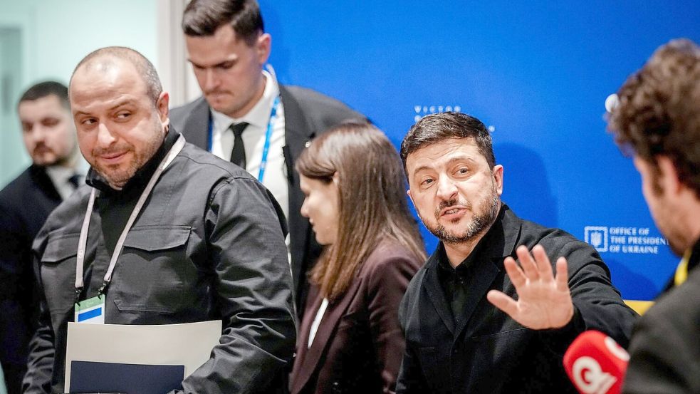 Der ukrainische Präsident Wolodymyr Selenskyj erklärt, dass die Friedensgespräche mit Russland unter US-Vermittlung wegen des Iran-Kriegs vertagt seien. (Archivbild) Foto: Kay Nietfeld/dpa