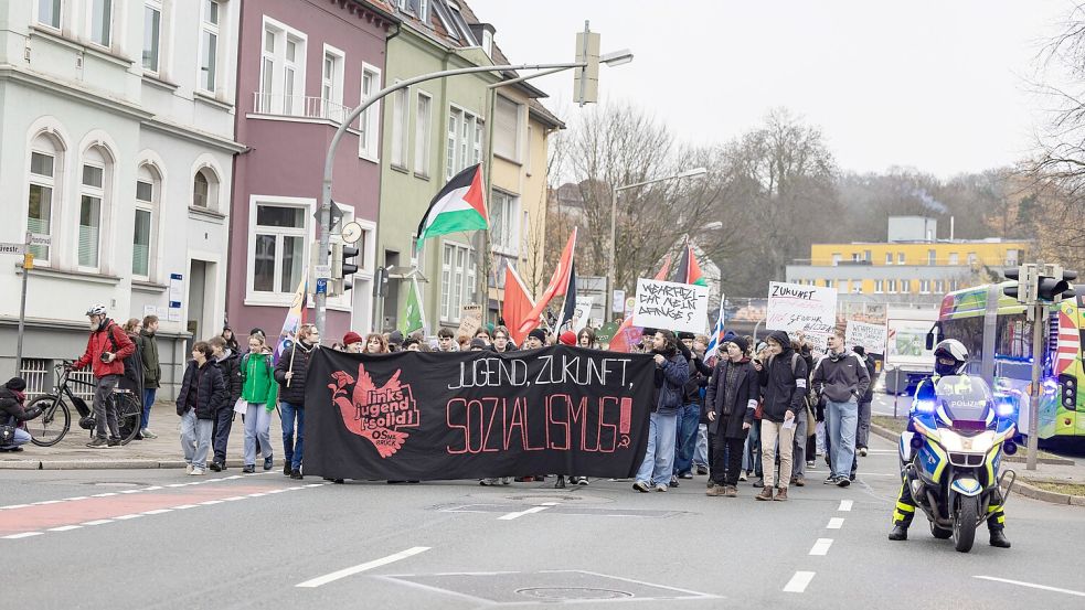 Wehrdienst und Sozialismus: Hinter diesem Plakat zogen die Teilnehmer eines Schülerstreiks gegen Wehrpflicht im Dezember 2025 durch Osnabrück Foto: Sebastian Dannenberg