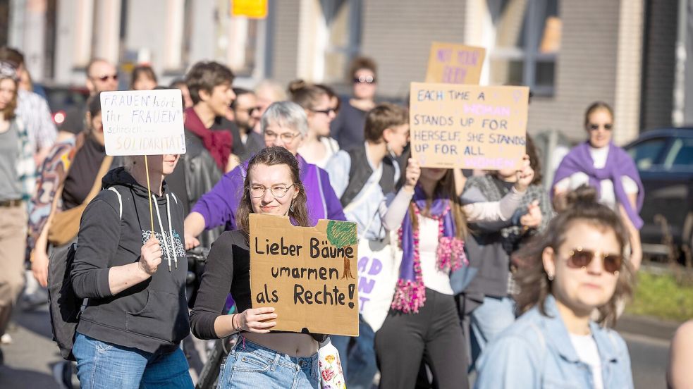 Am Sonntag zieht eine Demonstration zum Weltfrauentag durch die Osnabrücker Innenstadt. Der Verkehr wird entlang der Route zeitweise angehalten. Foto: Detlef Heese