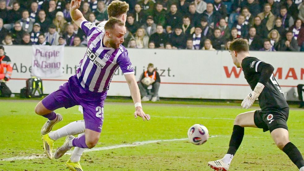 Mit der Hacke hintenrum ins Tor: VfL-Spieler David Kopacz trifft artistisch gegen Viktoria Köln. Foto: Helmut Kemme