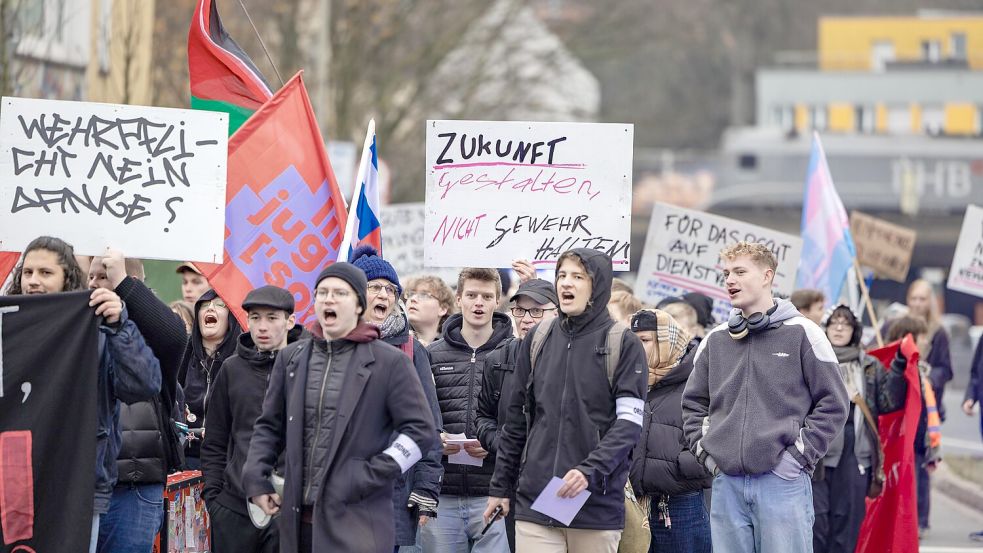 Bereits im Dezember des vergangenen Jahres protestierten zahlreiche Menschen in Osnabrück gegen die Wehrpflicht. Foto: Sebastian Dannenberg