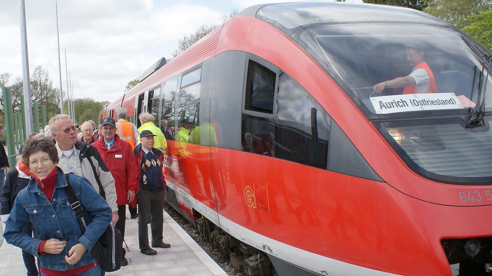 Vor rund 15 Jahren verkehrten zuletzt einige wenige Sonderzüge zu besonderen Anlässen zwischen Emden und Aurich, so wie hier zum Geranienmarkt 2010. Foto: Aiko Recke