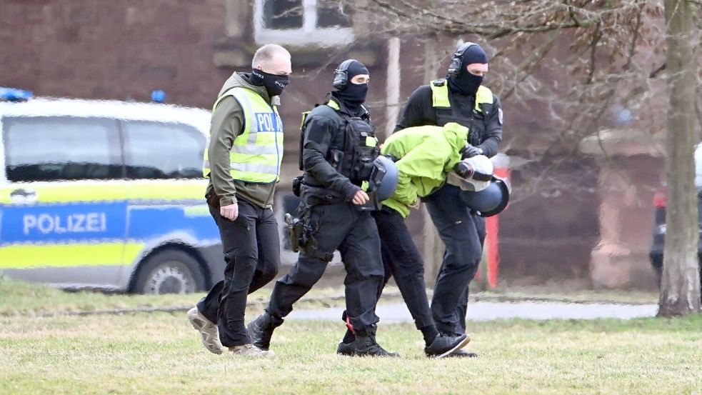 Der Tatverdächtige der Messerattacke am Holocaust-Mahnmal in Berlin wird zu einem Hubschrauber geführt. (Archivbild) Foto: Uli Deck