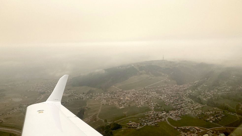 So massiv wird es diesmal nicht: Im März 2022 erlebte Deutschland ein intensives Saharastaubereignis. Der Deutsche Wetterdienst dokumentierte das Ereignis auch aus der Luft. Der Blick aus dem Forschungsflugzeug auf das Observatorium Hohenpeißenberg zeigt deutlich den Saharastaub in der Luft. Archivfoto: Hochschule Düsseldorf/DWD