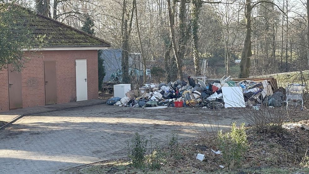Vor dem Wohnkomplex an der Kirchdorfer Straße kurz vor dem Ems-Jade-Kanal stapelt sich der Müll. Foto: Mieke Matthes