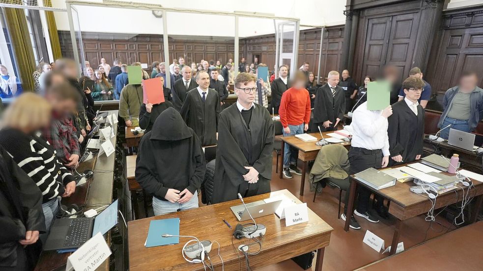 Acht Angeklagte müssen sich vor dem Staatsschutzsenat des Hanseatischen Oberlandesgerichts verantworten. Foto: Marcus Brandt/Pool dpa/dpa