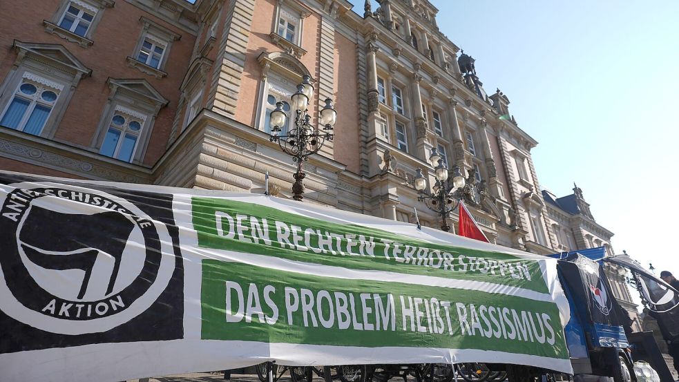 Vor dem Gericht gab es Protest gegen „rechten Terror“. Foto: Marcus Brandt/dpa