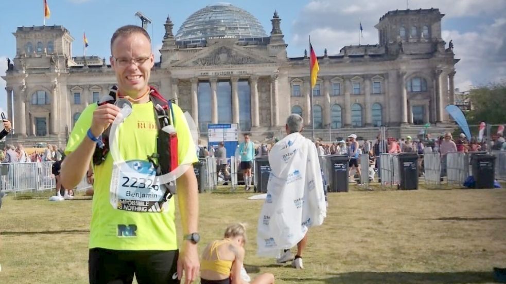 Stolz präsentierte der Auricher Benjamin Hoogstraat seine Medaillen von seinem zweiten Berlin-Marathon 2023. Dort lief er 2019 seine Bestzeit über die 42,195 Kilometer. Foto: privat