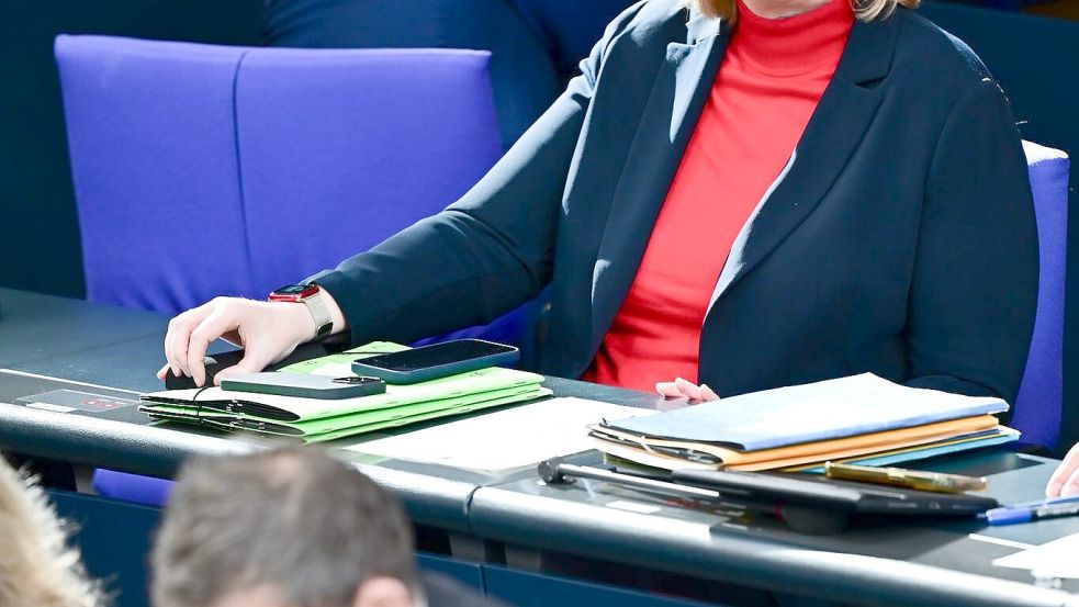 Arbeitsministerin Bärbel Bas hört - hinter Finanzminister Lars Klingbeil (beide SPD) - bei der Debatte zu ihrer Bürgergeld-Reform zu. Foto: Sebastian Gollnow