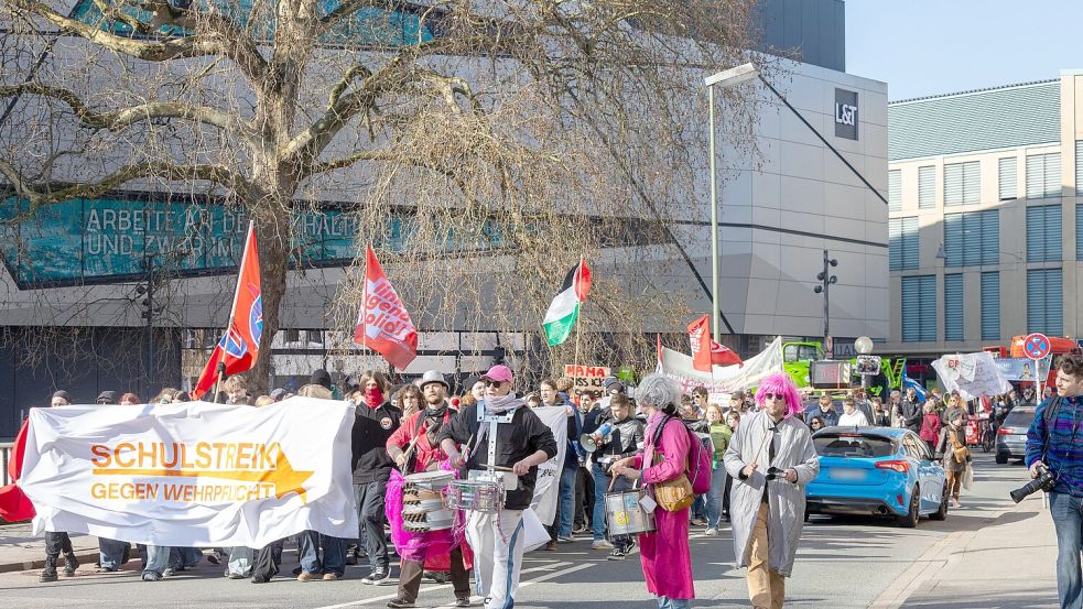 Rund 200 Menschen nahmen an einer Demonstration gegen das neue Wehrdienstgesetz in Osnabrück teil. Foto: Anneke Stölting