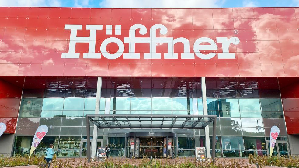 Möbel Höffner gehört zu den größten Möbelhändlern in Deutschland. Der Chef des Unternehmens gerät wegen einer Parteispende jetzt in den Fokus. Foto: IMAGO/Pond5 Images