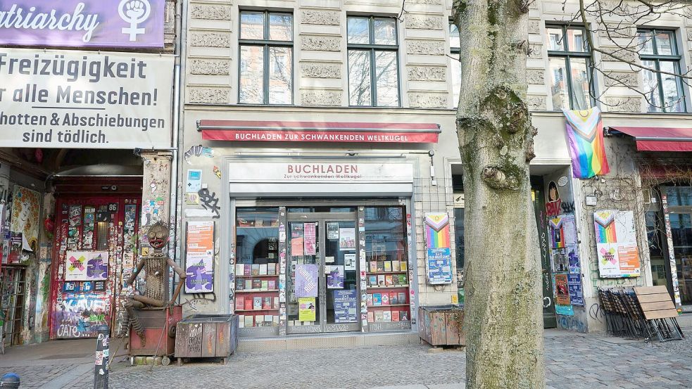 Der Buchladen „Zur schwankenden Weltkugel“ in Berlin. Foto: Annette Riedl