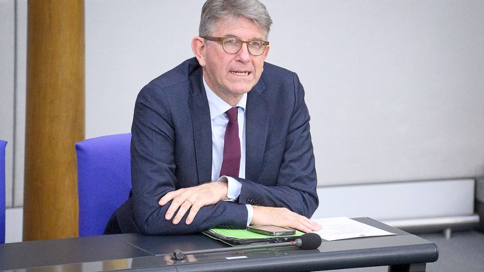 Kulturstaatsminister Wolfram Weimer findet seine Entscheidung zum Ausschluss dreier Buchläden vom Deutschen Buchhandlungspreis richtig. (Archivbild) Foto: Bernd von Jutrczenka/dpa