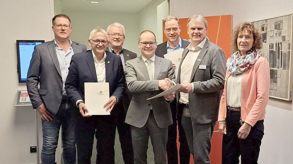 Frank Süßen (Bauamt, von links), Landrat Olaf Meinen, Wilfried Müller, Verkehrsminister Grant Hendrik Tonne, Landtagsabgeordneter Wiard Siebels, Bürgermeister Thomas Erdwien und Anja Dziarnowski sprachen über die Bahnreaktivierung. Foto: privat