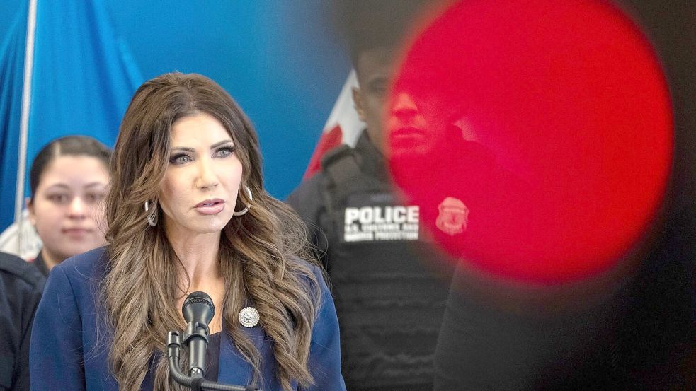 Als erste Ministerin der aktuellen Trump-Regierung muss US-Heimatschutzministerin Kristi Noem gehen. (Archivfoto) Foto: Yuki Iwamura/AP/dpa