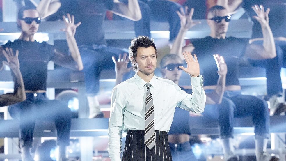 Bei den Brit Awards lieferte Harry Styles zu seiner Single „Aperture“ einen spektakulären Auftritt. Foto: Scott A Garfitt/Invision/AP/dpa