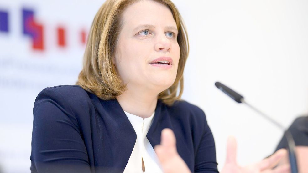 Betritt mit dem überkonfessionellen Religionsunterricht Neuland: die niedersächsische Kultusministerin Julia Willie Hamburg (Grüne). Foto: Julian Stratenschulte/dpa